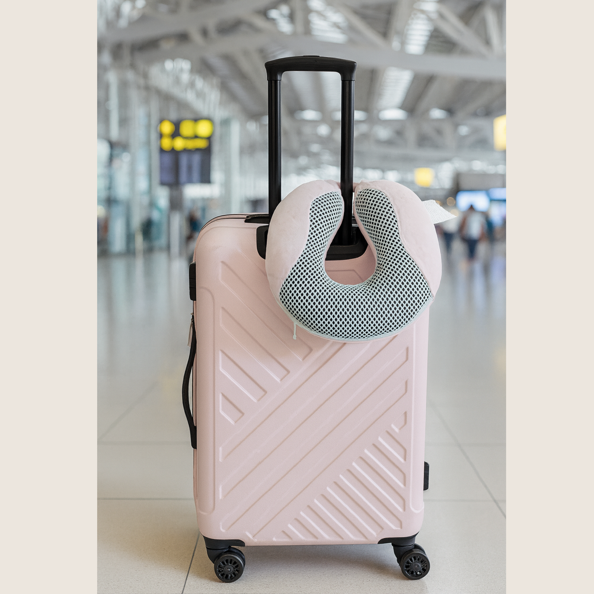 almohada de viaje bamboo cool colgada en maleta de viaje