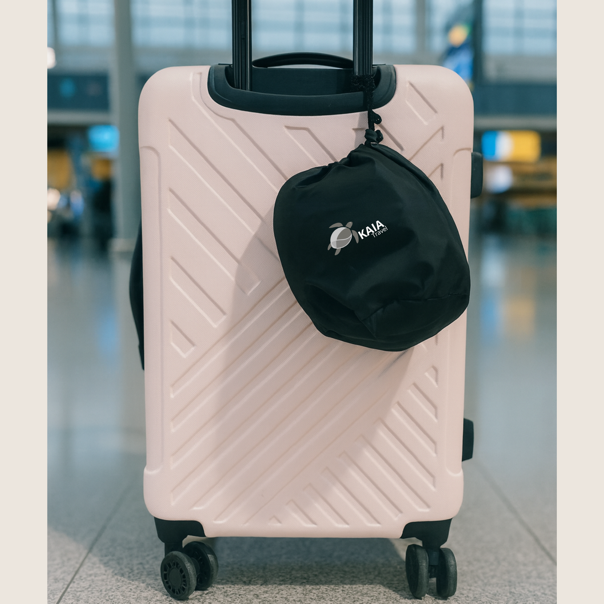 almohada de viaje neckrest kaia travel colgada en maleta de viaje