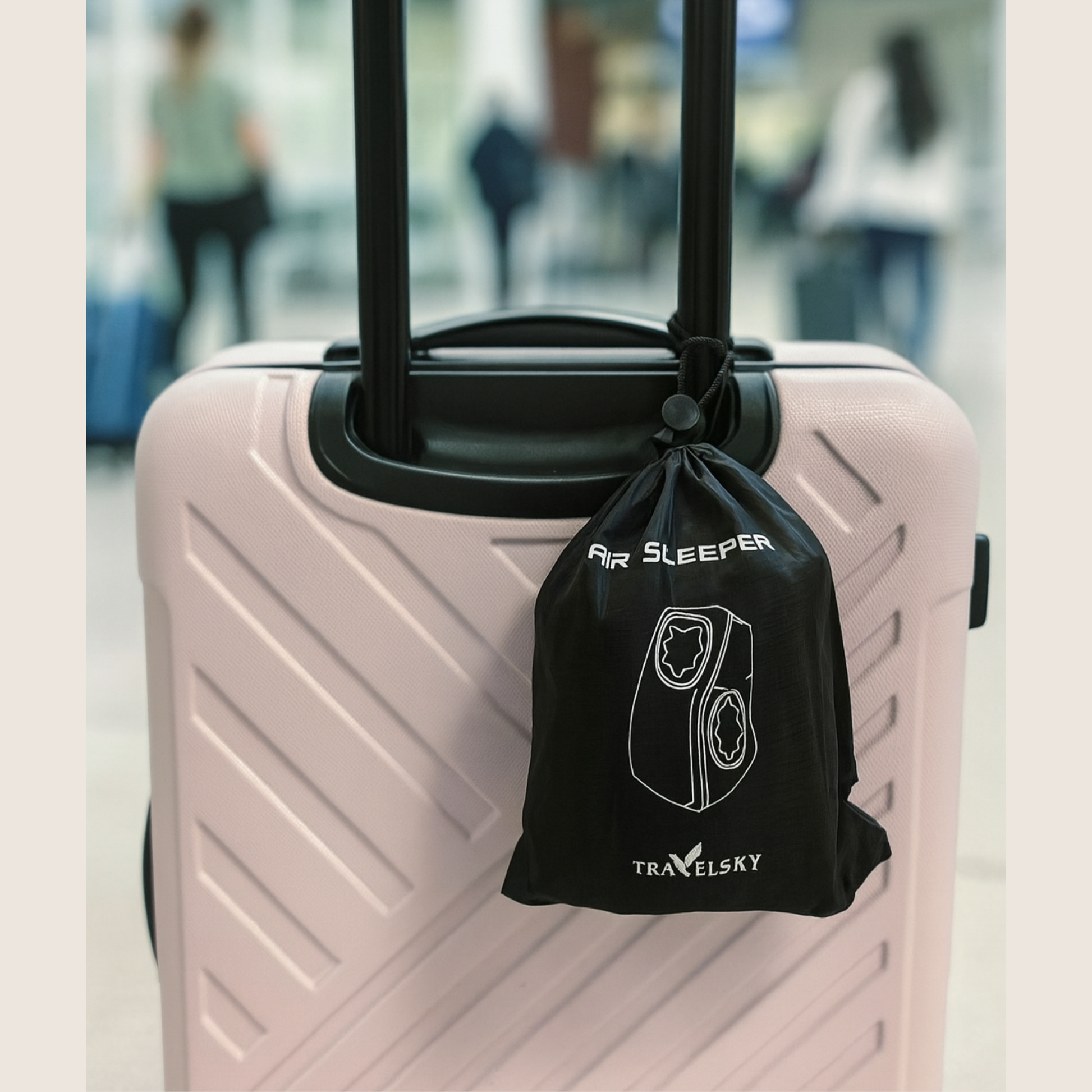 almohada inflable air sleeper guardada en bolsa colgando de una maleta en aeropuerto