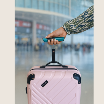 bascula digital luggagescale en uso pesando una maleta