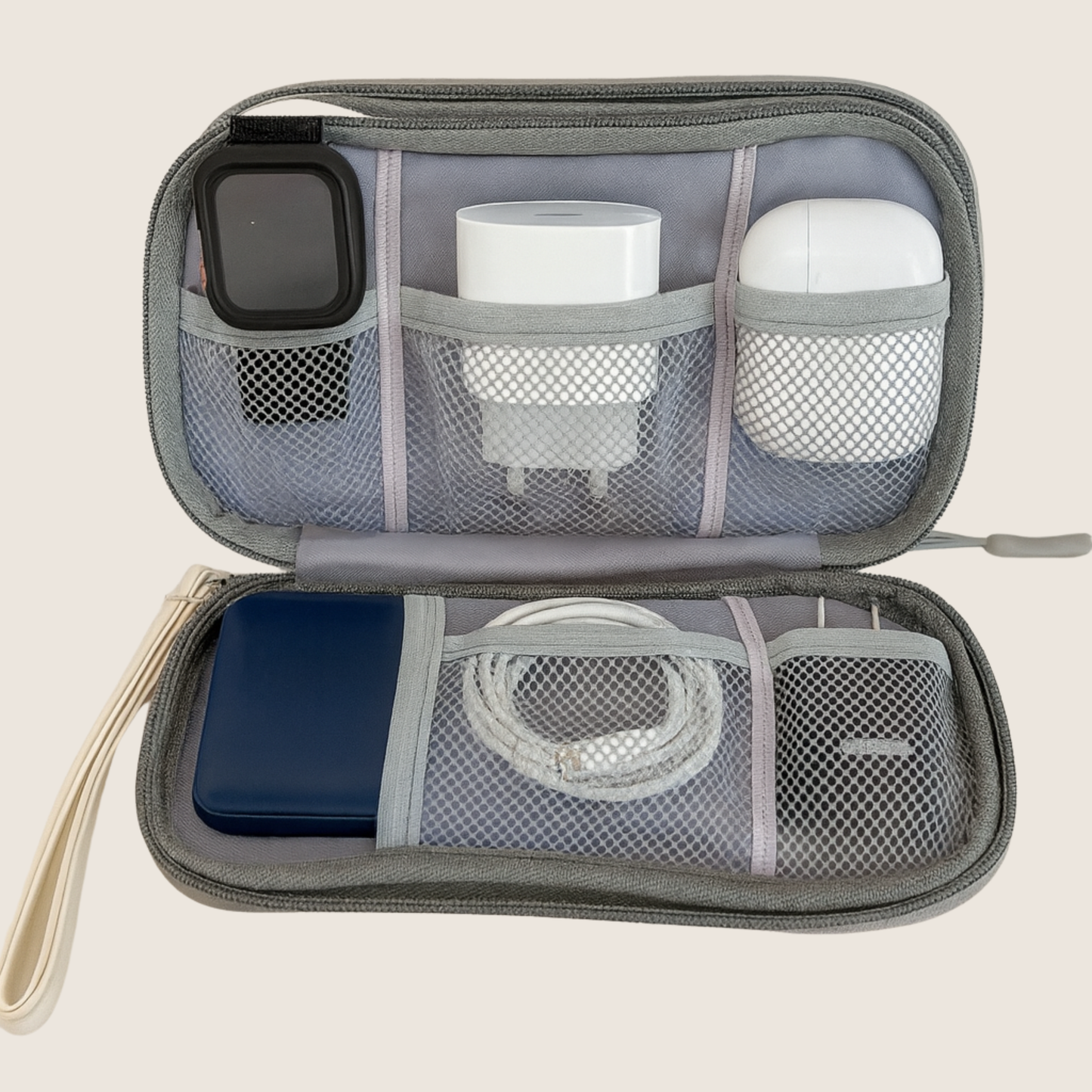 estuche organizador tecnologico travelsky con accesorios en su interior