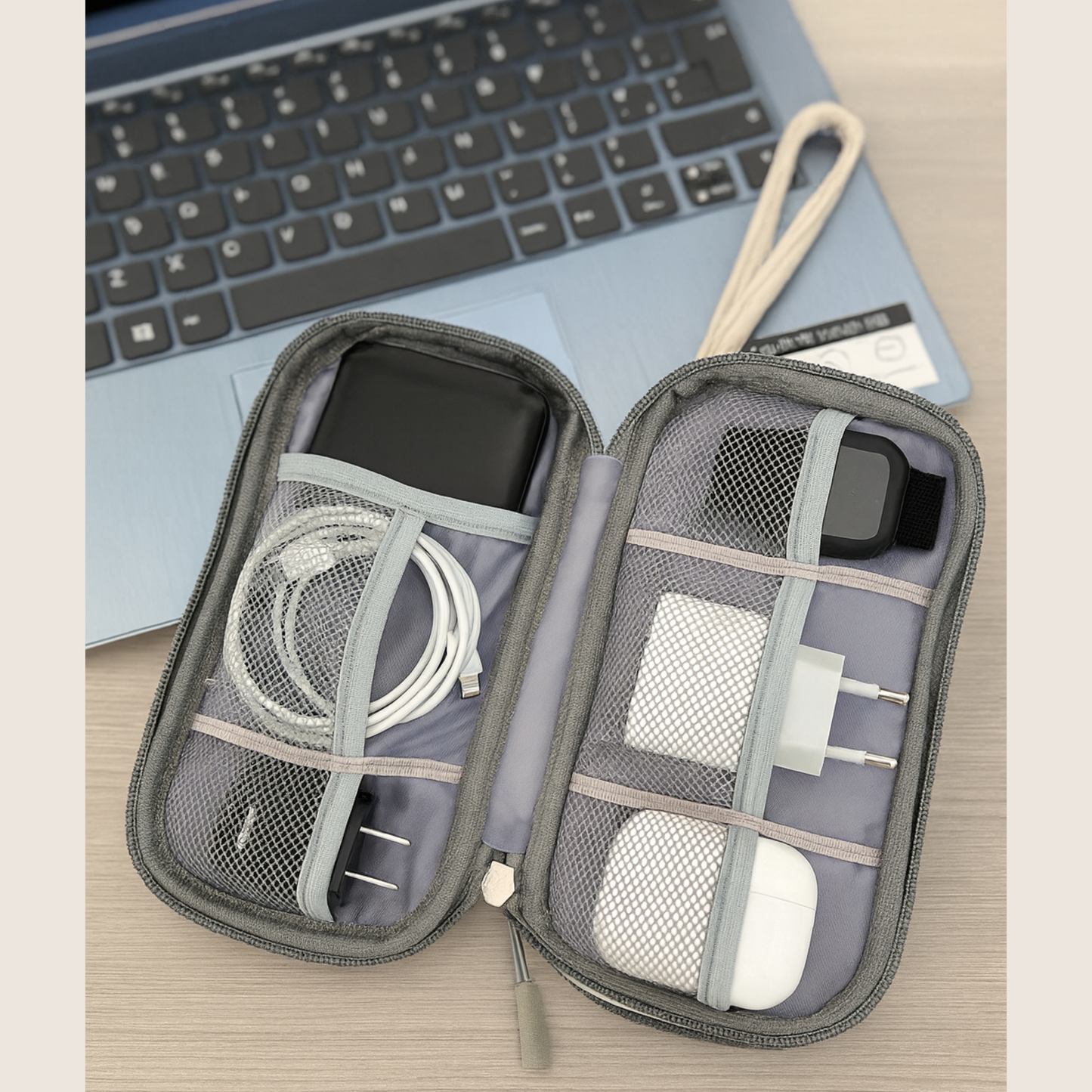 estuche organizador tecnologico travelsky junto a notebook en uso diario