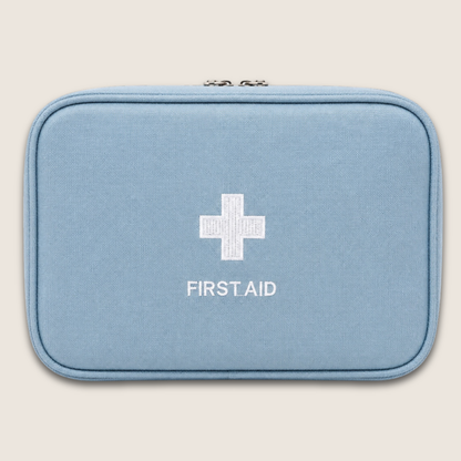 MedCase™ botiquín organizador para viajes de KAIA Travel con diseño compacto y cierre doble.