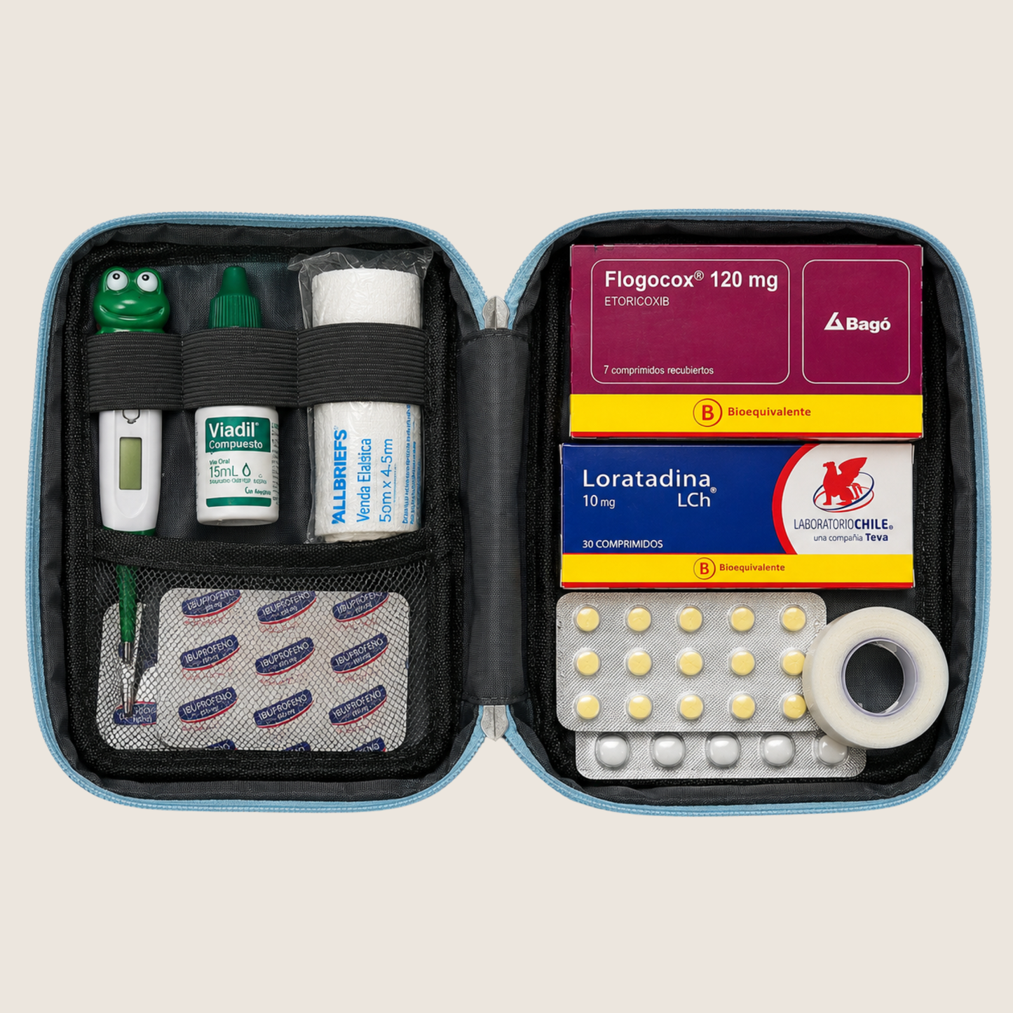 Interior del MedCase™ mostrando compartimentos organizados para medicamentos y suministros de viaje.