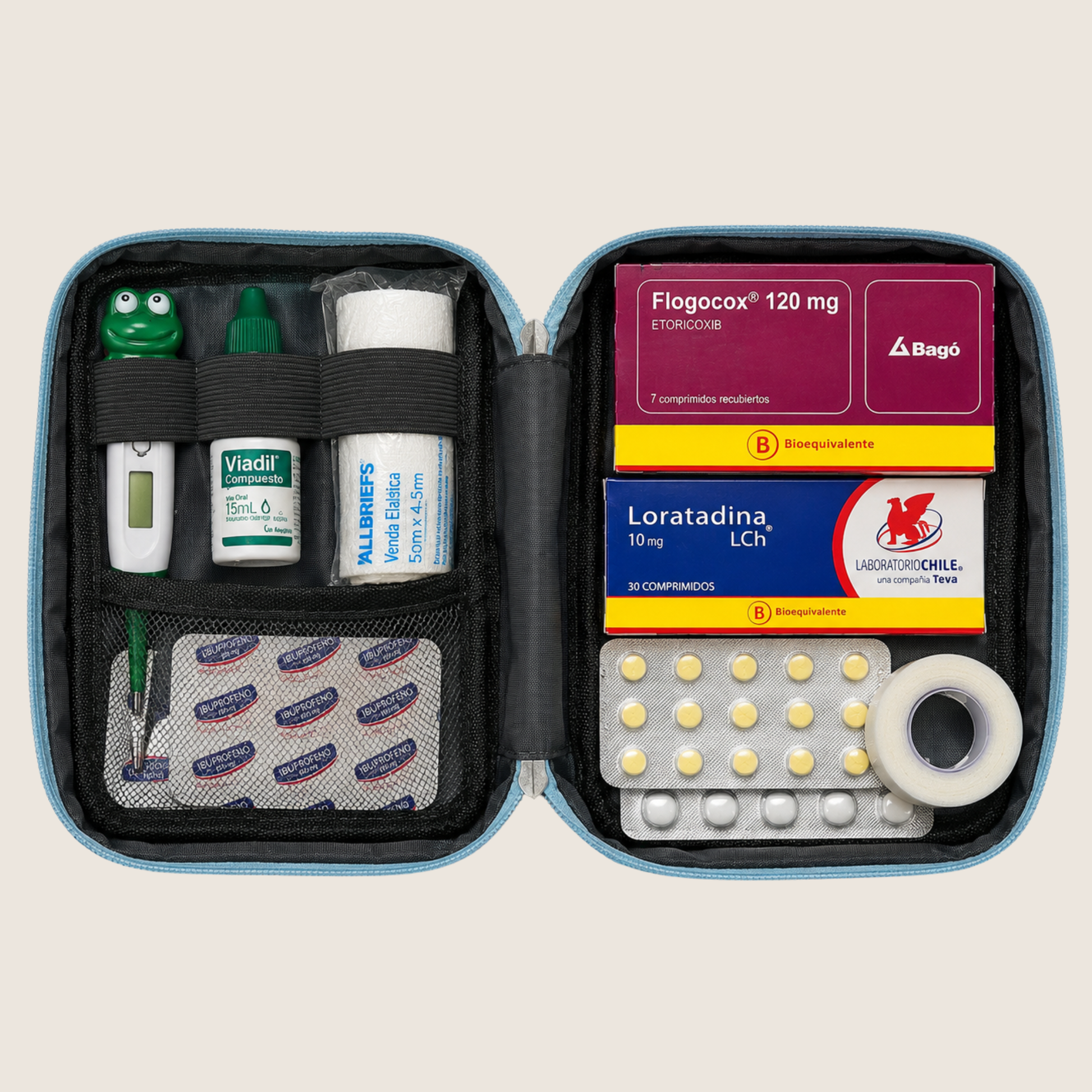 Interior del MedCase™ mostrando compartimentos organizados para medicamentos y suministros de viaje.
