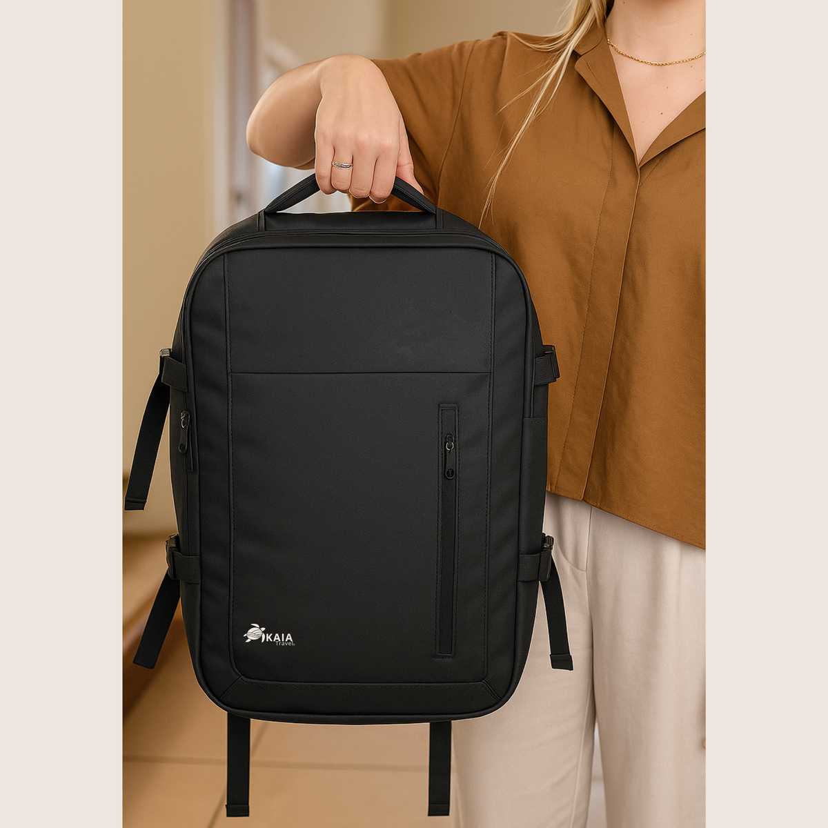 Foto lifestyle mochila al interior de hogar 